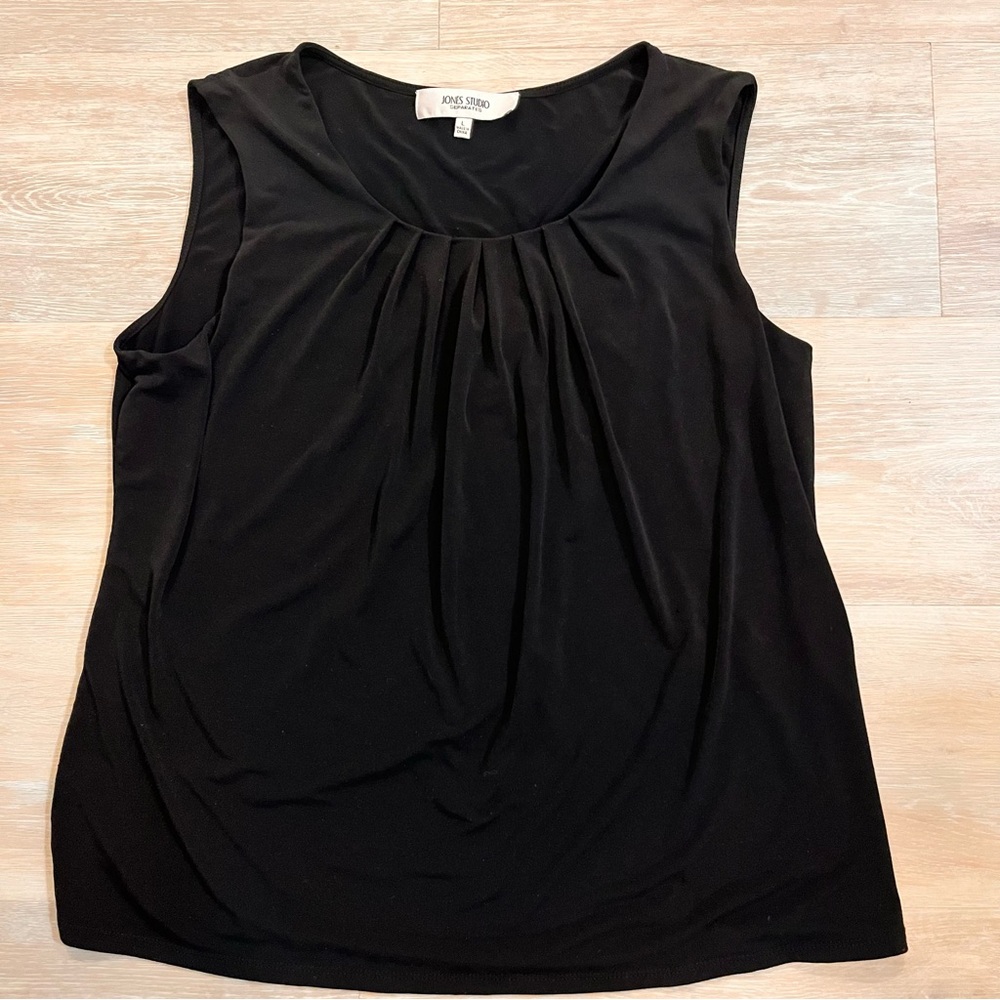 Jones Studio sleeveless top. Soft pleated front. Women’s size Large.
